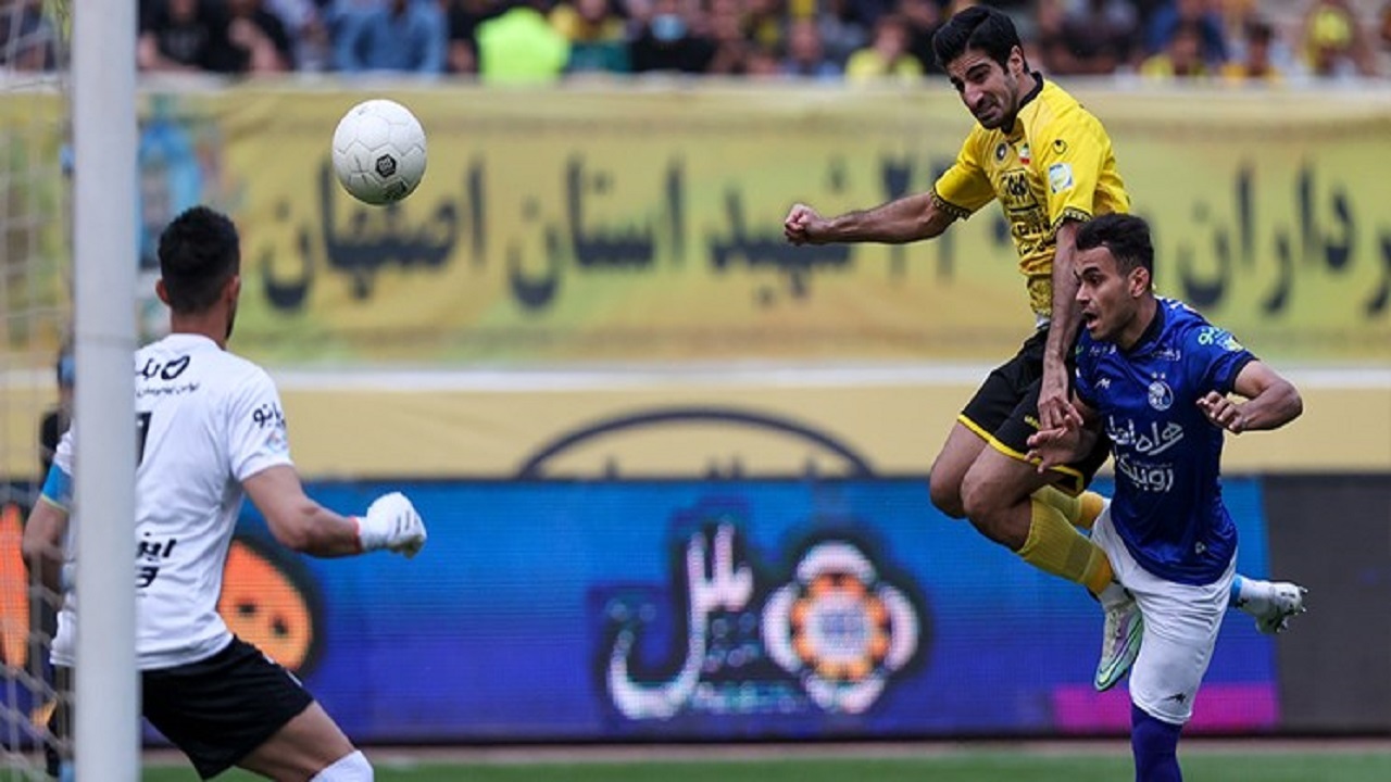 طالبی: سپاهان هجومی و استقلال با سیاست فوتبال بازی می‌کند