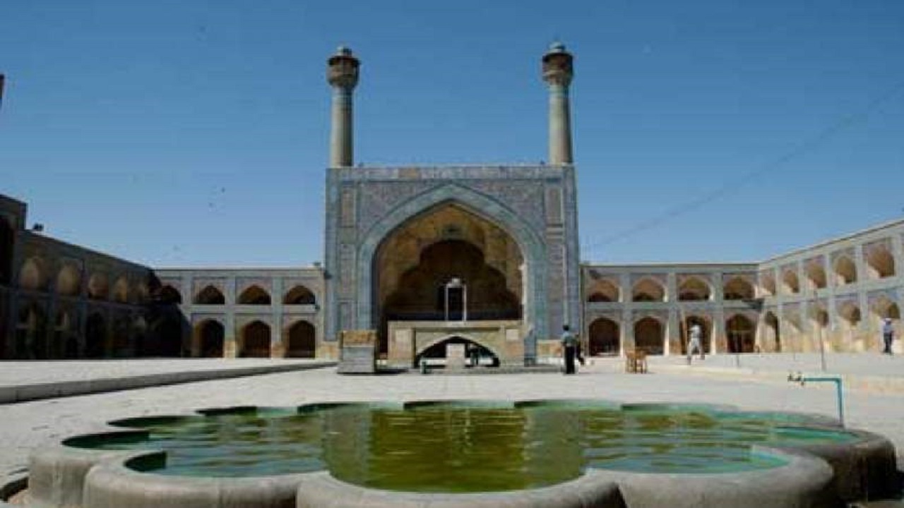 مساجد مقدس‌ترین  مکان ارتباط با پروردگار است