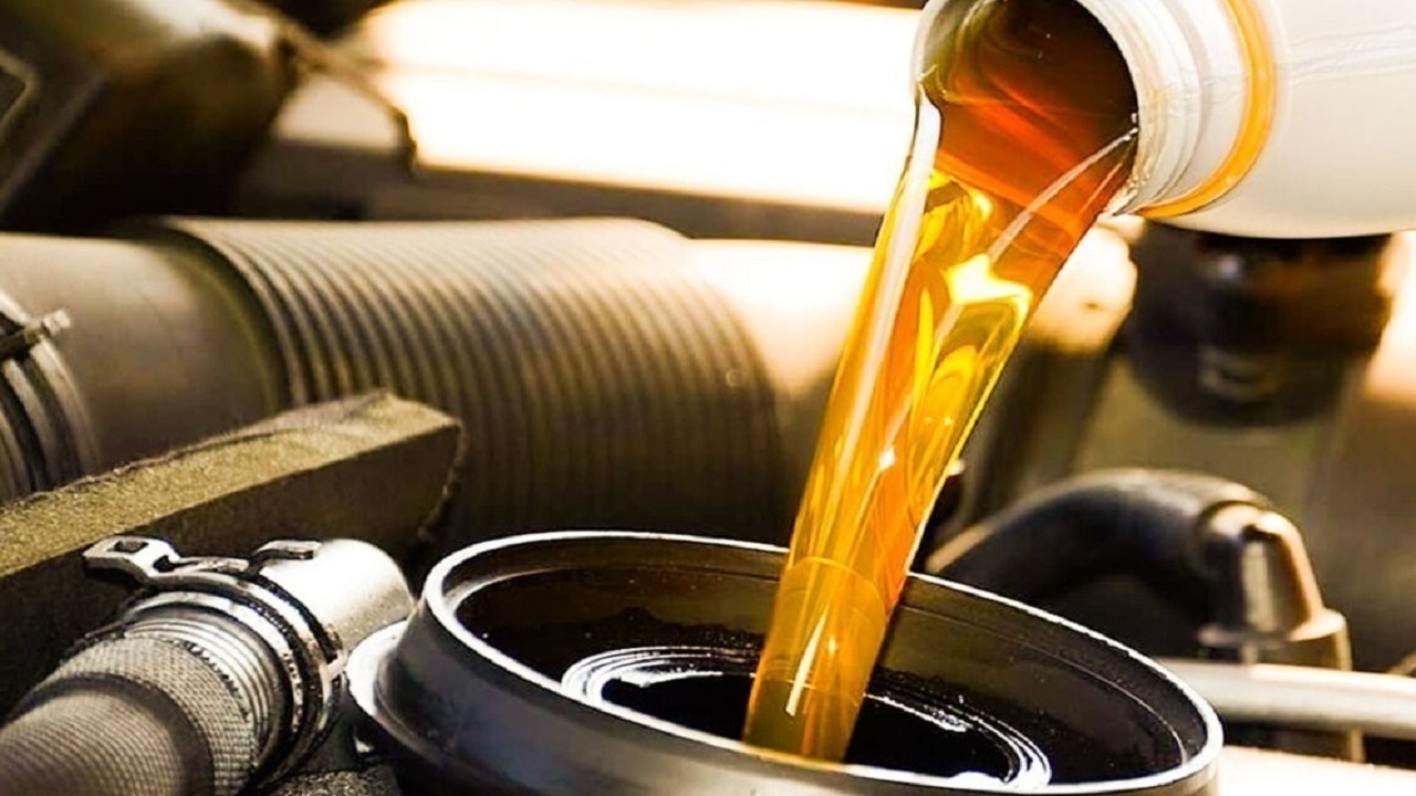 روغن موتور‌های تقلبی در بازار/افراد برای خرید و تعویض به مراکز مجاز مراجعه کنند