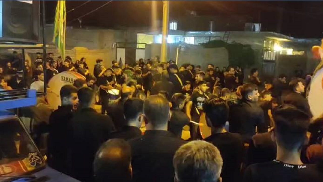 دسته‌ عزاداری اهالی روستای تکه نهاوند در شب هشتم ماه محرم + فیلم