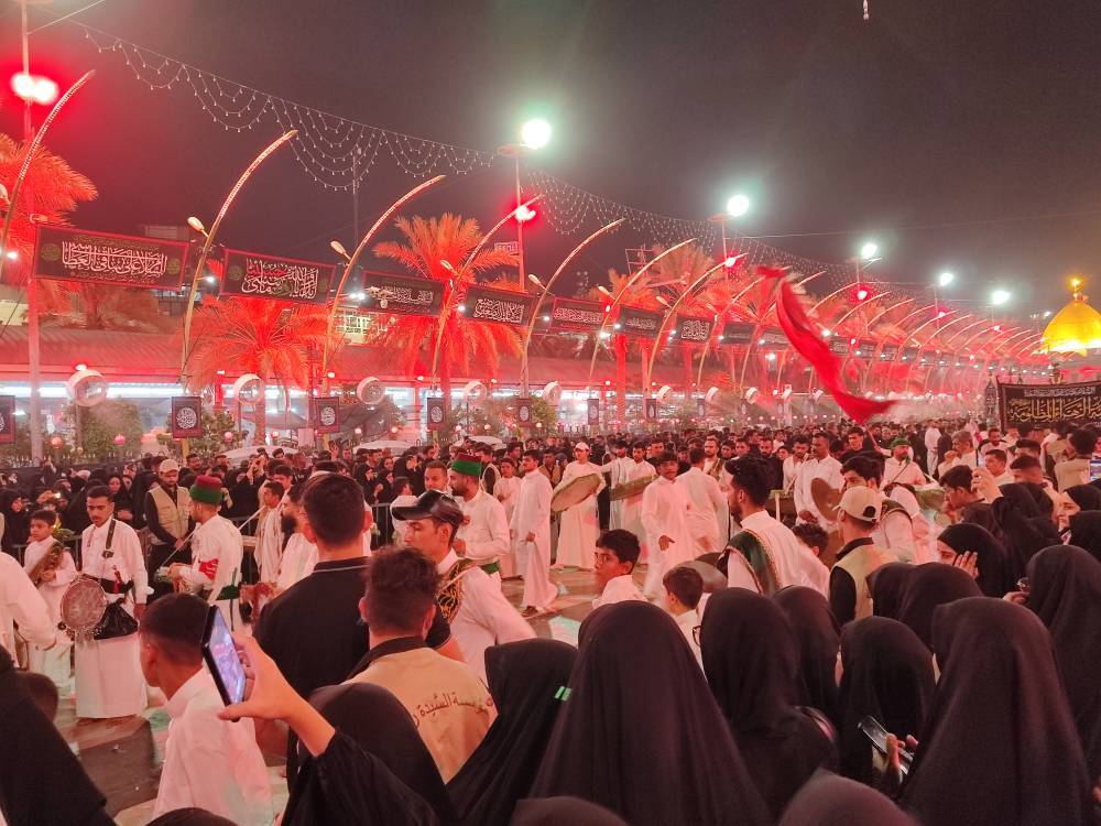 زائران در بین الحرمین