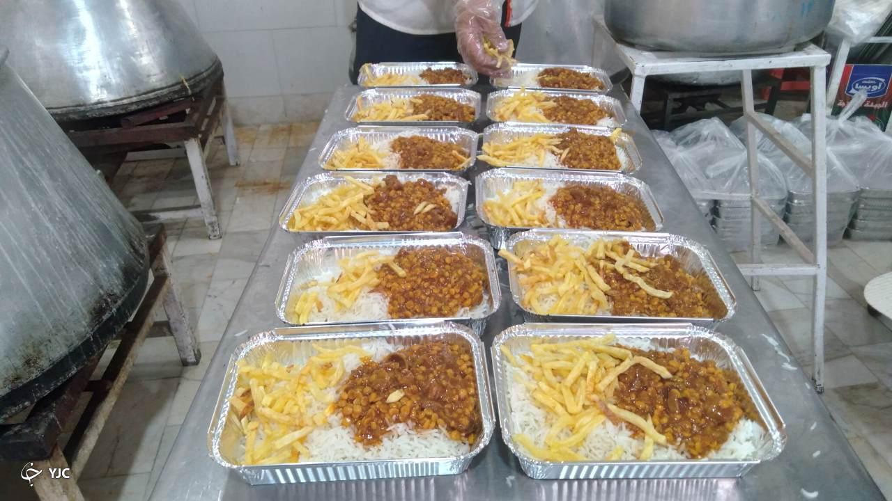 توزیع روزانه بیش از دو هزار پرس غذای نذری در شهر کیان