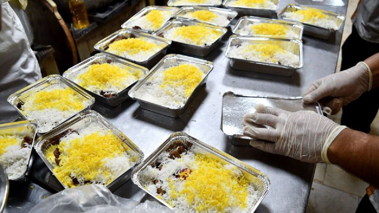 پهن کردن سفره اطعام محرمی طلاب جهادگر در مناطق حاشیه‌ای جنوب تهران + فیلم
