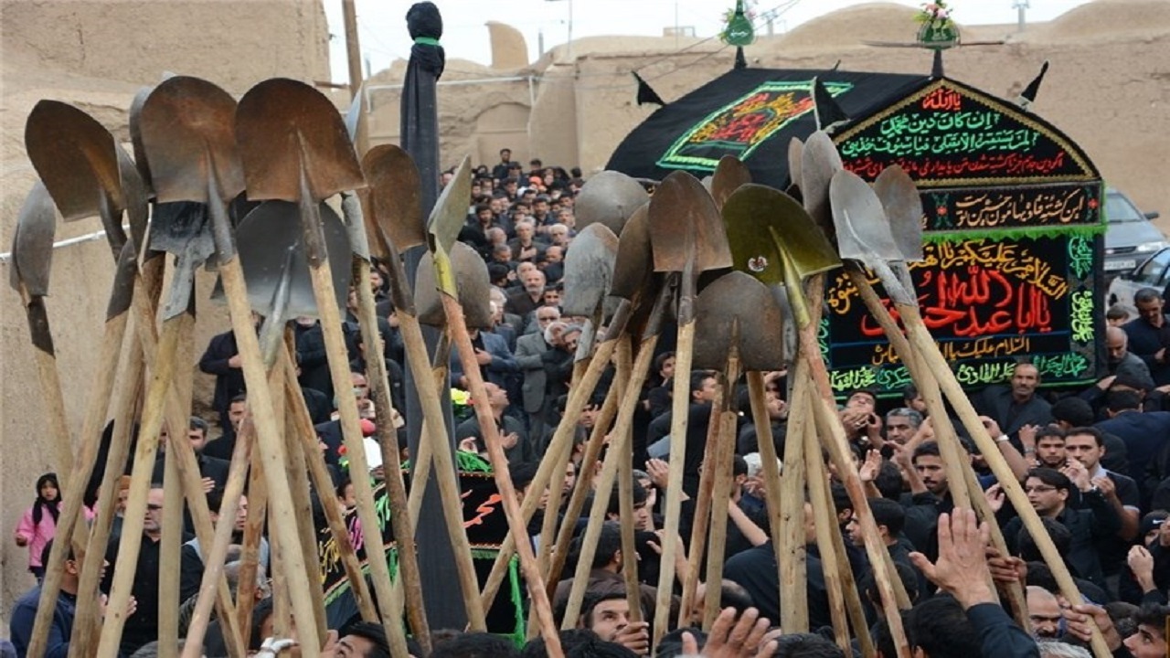 اینجا با بیل عزاداری می کنند