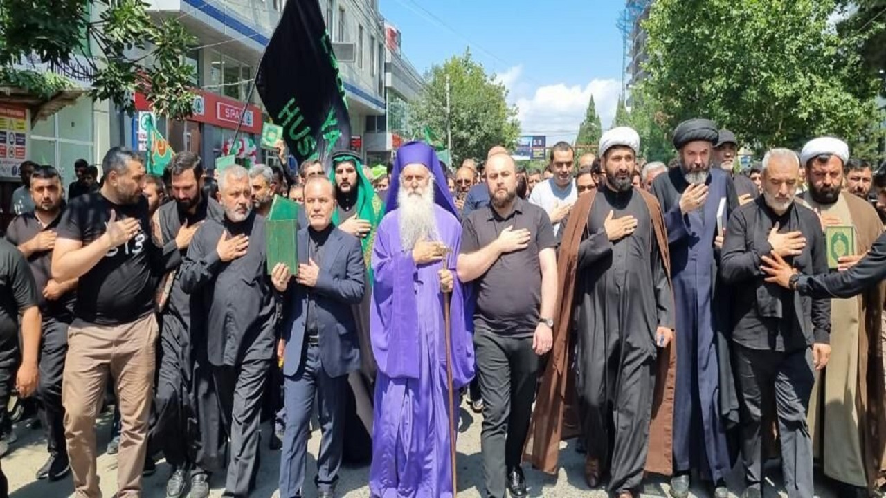 حضور سفیر ایران با قرآن کریم در راهپیمایی تاسوعای حسینی در گرجستان