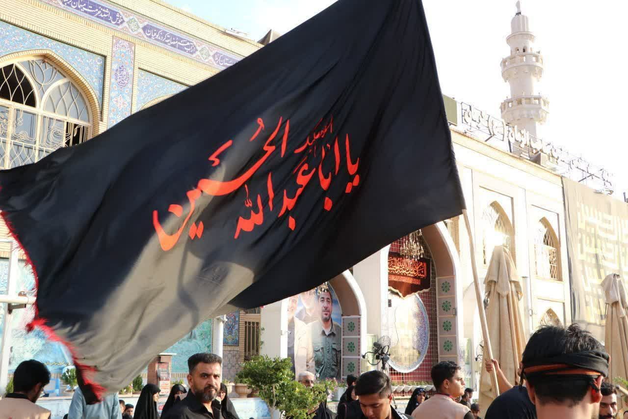 عزاداری مردم کرمان در جوار علمدار انقلاب