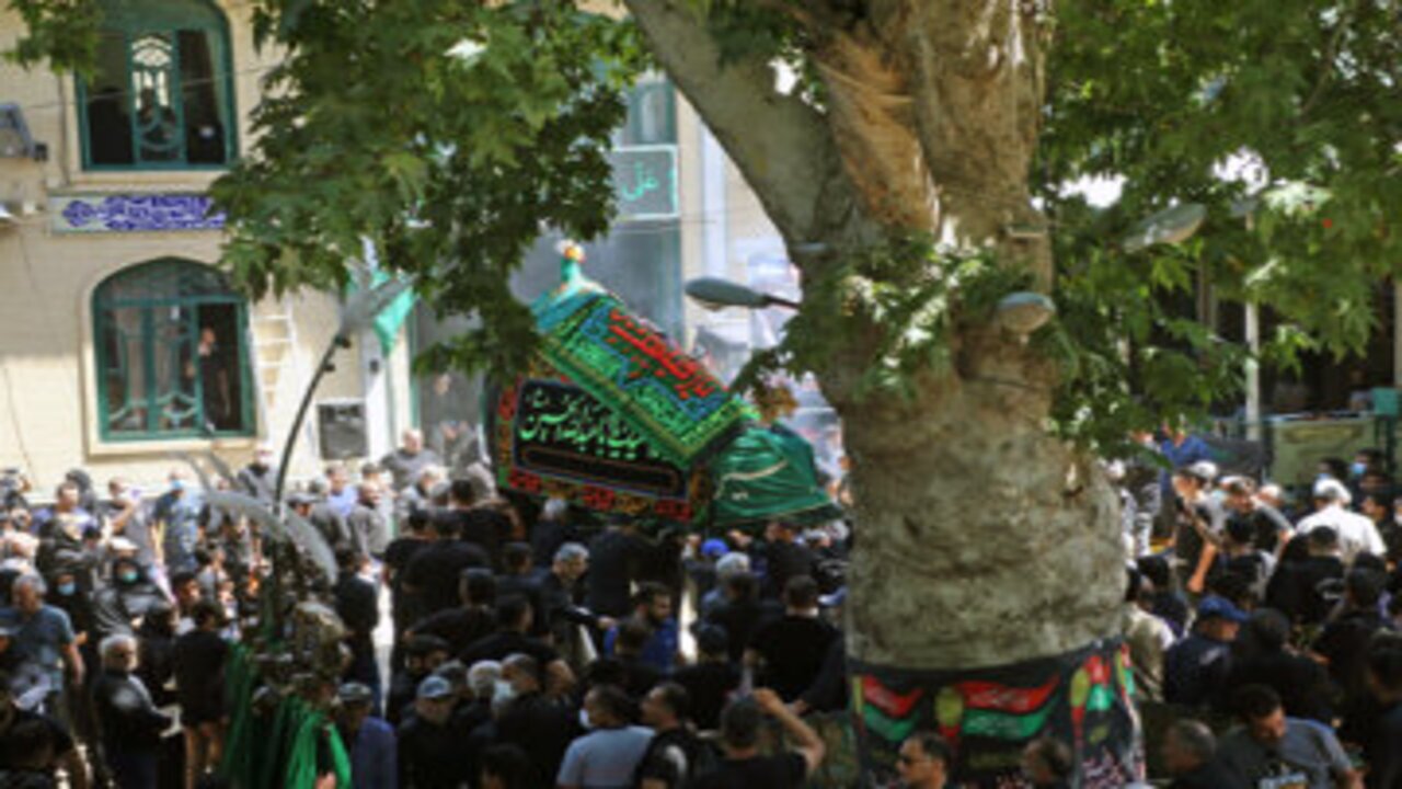 آیین نخل‌گردانی «قصبه» گناباد در روز عاشورا