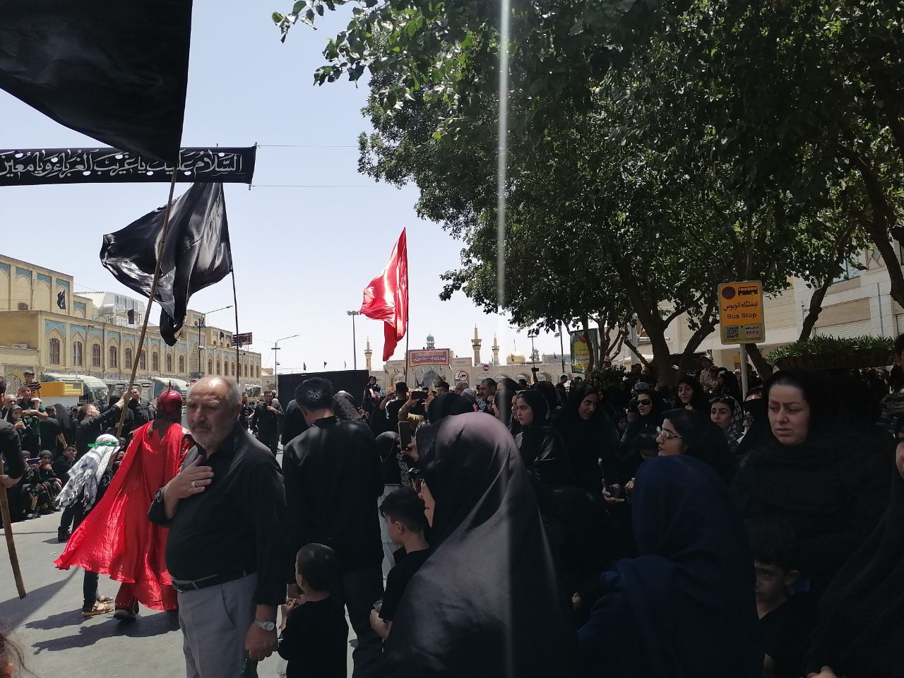 مشهد الرضا سوگوار و عزادار شهادت امام حسین علیه السلام در روز عاشورا