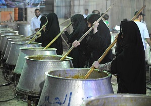 طبخ و توزیع غذای نذری در گوجان