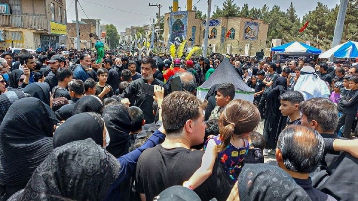 لبیک یا حسین در روز عاشورا در سیستان وبلوچستان طنین انداز شد/اقامه نماز ظهر عاشورا