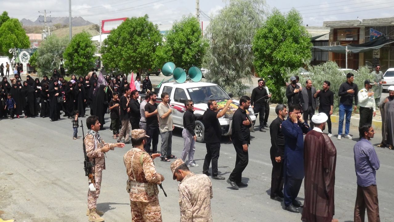 لبیک یا حسین در روز عاشورا در سیستان وبلوچستان طنین انداز شد/اقامه نماز ظهر عاشورا