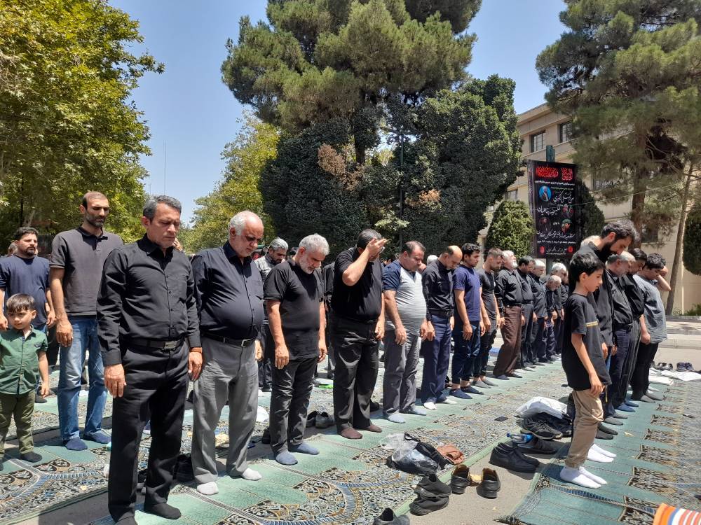نماز ظهر عاشورا در سراسر کشور اقامه شد+فیلم