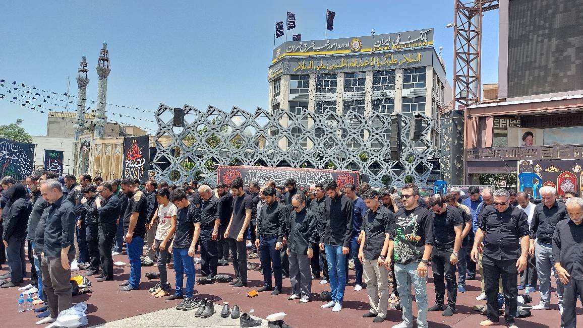 نماز ظهر عاشورا در سراسر کشور اقامه شد+فیلم