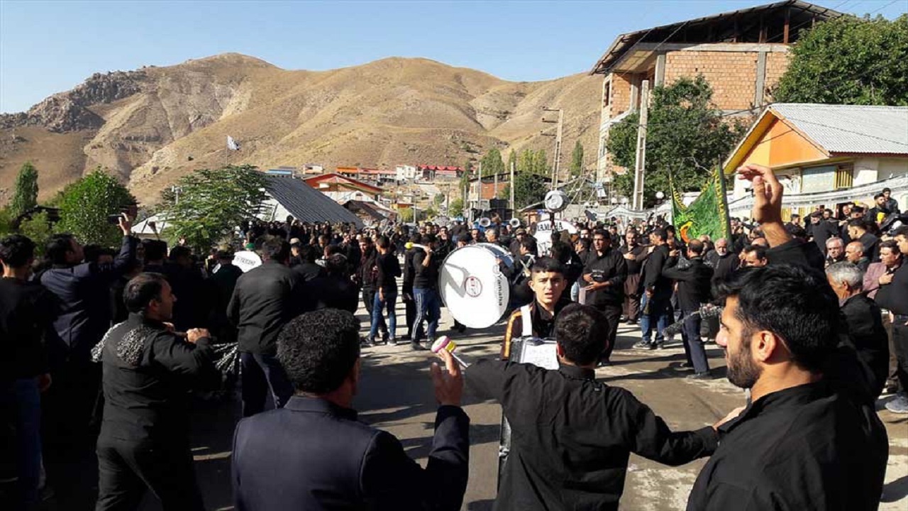 مراسم عزاداری و نماز ظهر عاشورای حسینی در روستای جوهرین بویین زهرا + فیلم و تصاویر