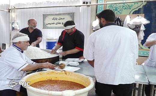 توزیع غذای نذری به مناسبت عاشورا در سطح شهر قم