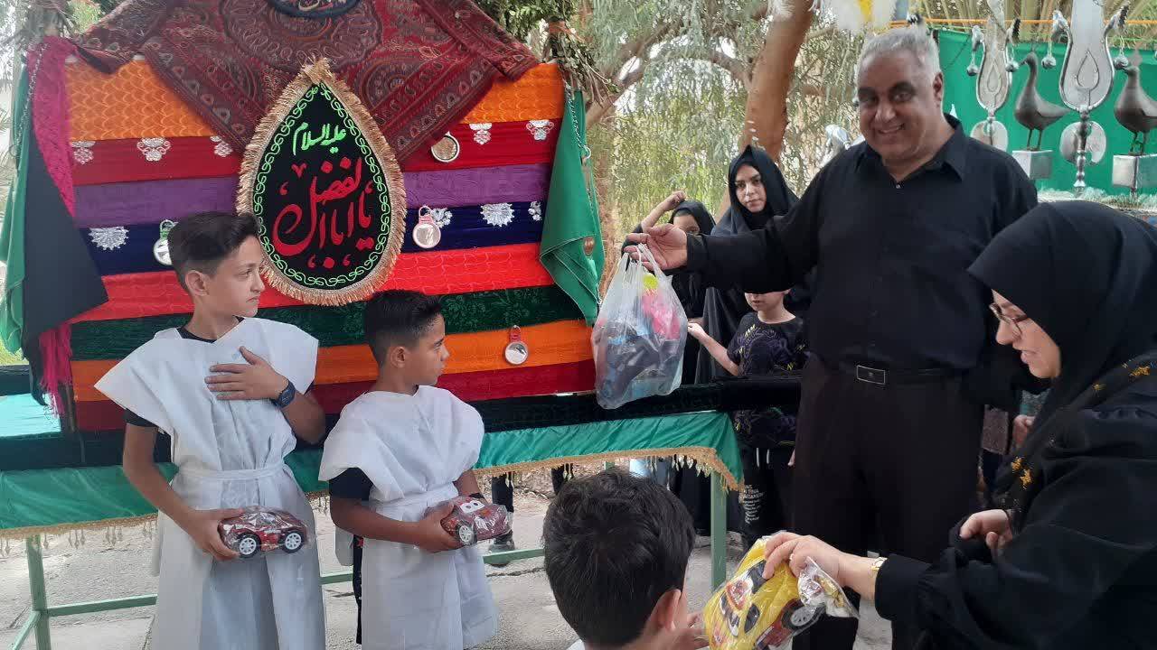 یک‌هزار اسباب‌بازی به کودکان عزادار امام حسین (ع) در شهداد اهدا شد