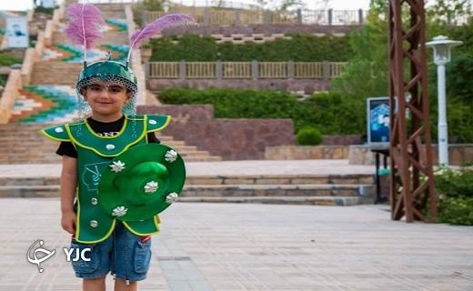 حضور چشمگیر دانش آموزان قمی در پویش&laquo;عکس و عَلَم&raquo; + تصاویر