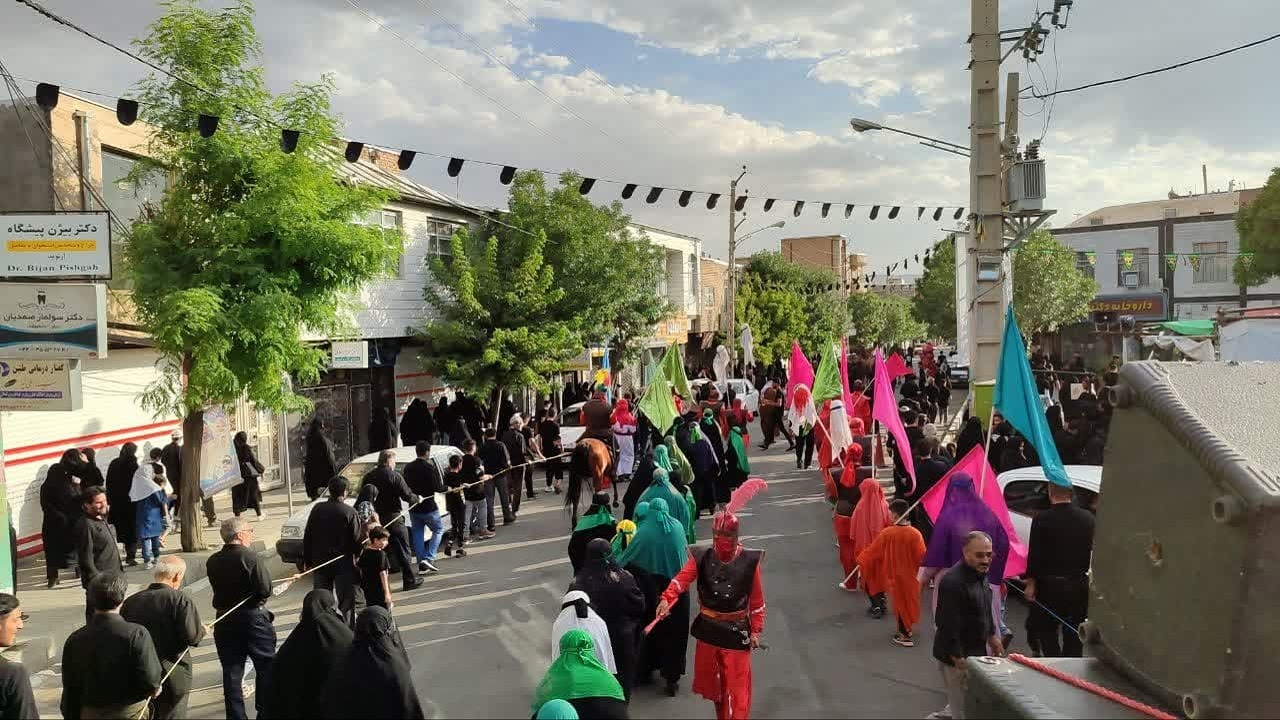 کاروان اسرای کربلا با استقبال گرم مردم تکاب وارد این شهرستان شد+عکس