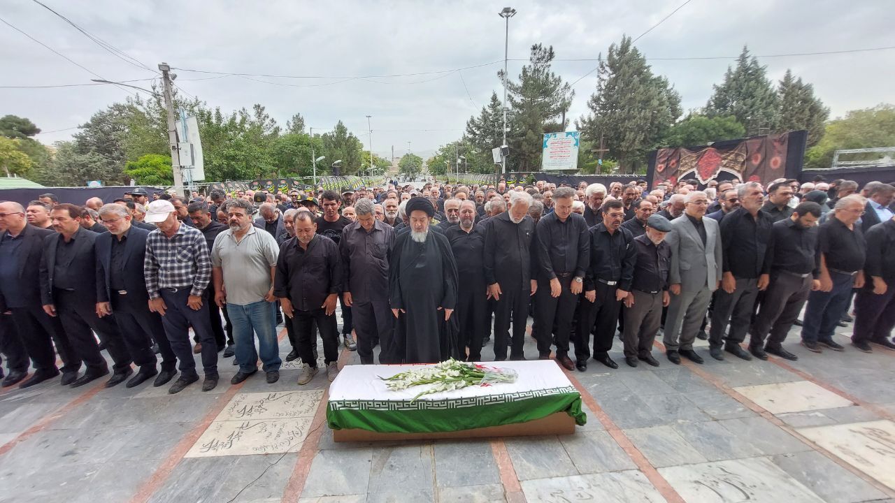 تشییع پیکر پدر شهیدان پناهی در کرج