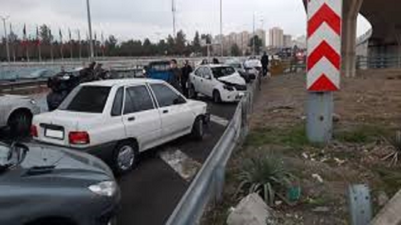 مصدومیت ۱۳ نفر بر اثر تصادف بین ۲ خودرو در اتوبان قم به تهران