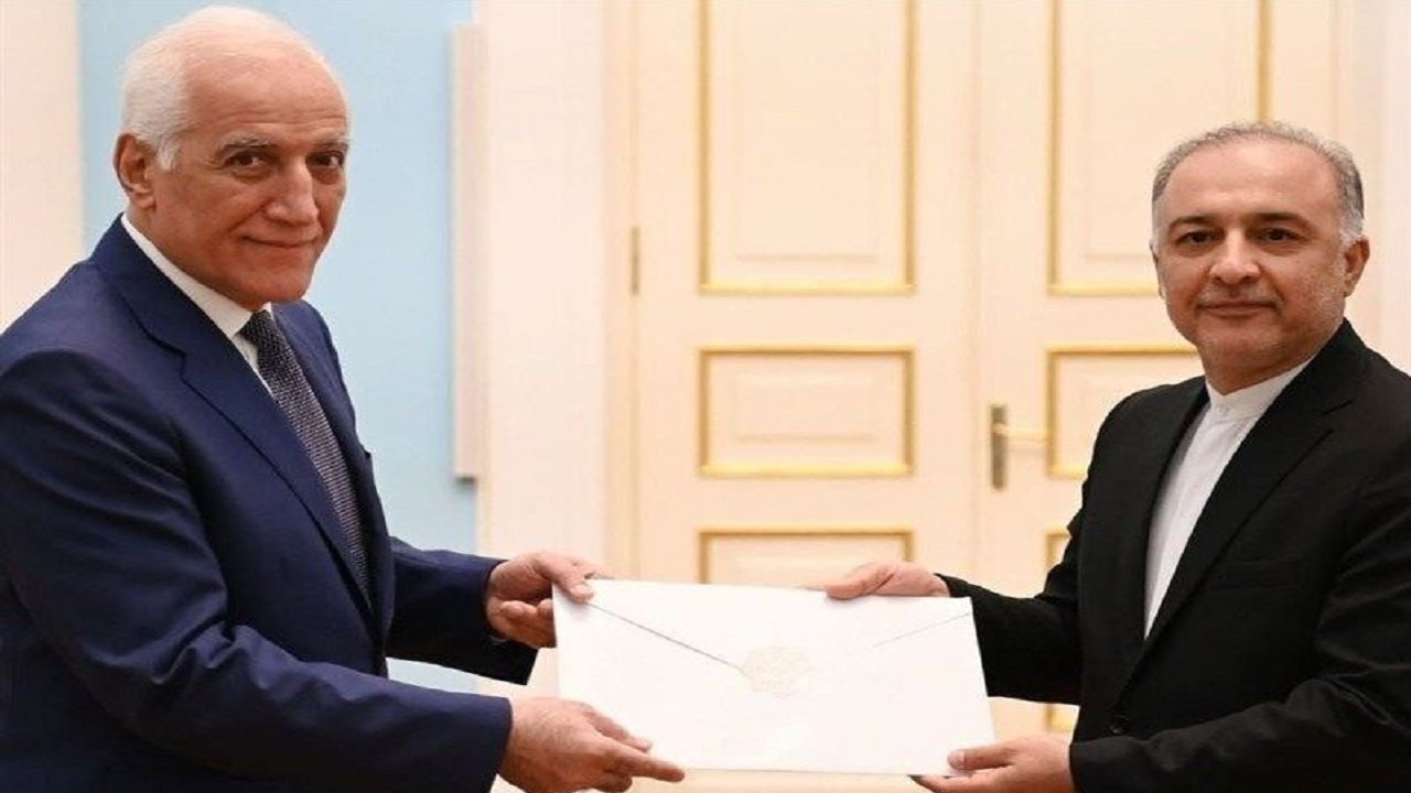 سفیر جدید ایران استوارنامه خود را به رئیس جمهور ارمنستان تقدیم کرد