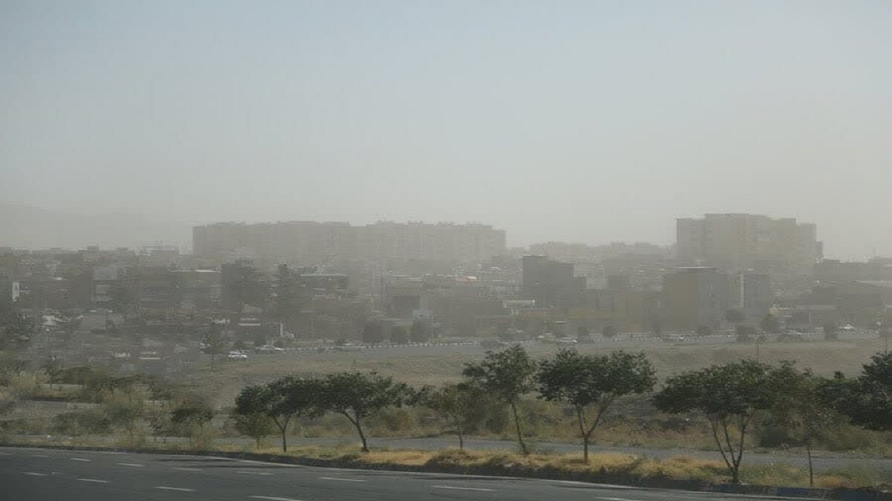 گرد و خاک همچنان مهمان آسمان خراسان جنوبی