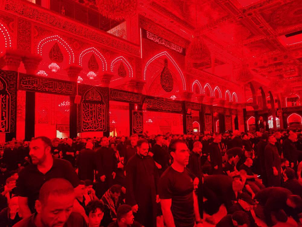 حرم امام حسین(ع) در روز عاشورا