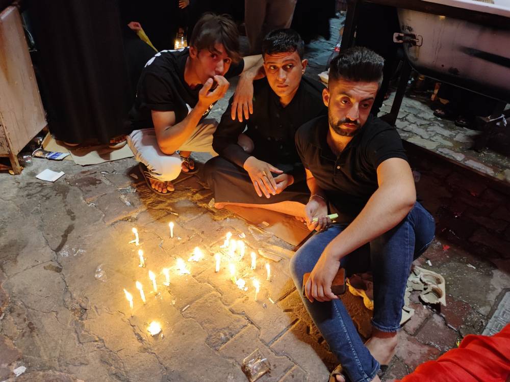 زائران امام حسین(ع) در شام غریبان