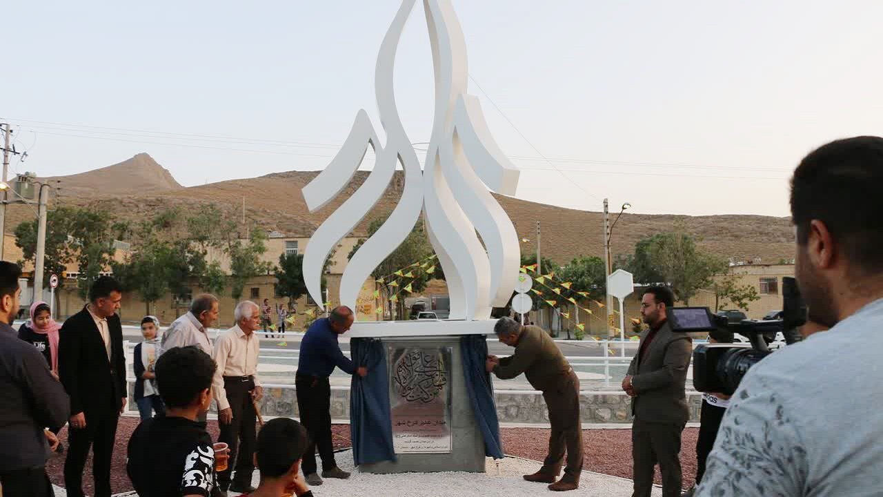 ساخت و نصب ۲ نماد فرهنگی در میدان‌های فرخ شهر