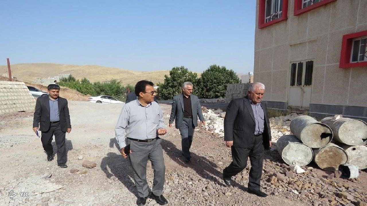 بازدید فرماندار مهاباد از مدرسه ۱۲ کلاسه در حال ساخت