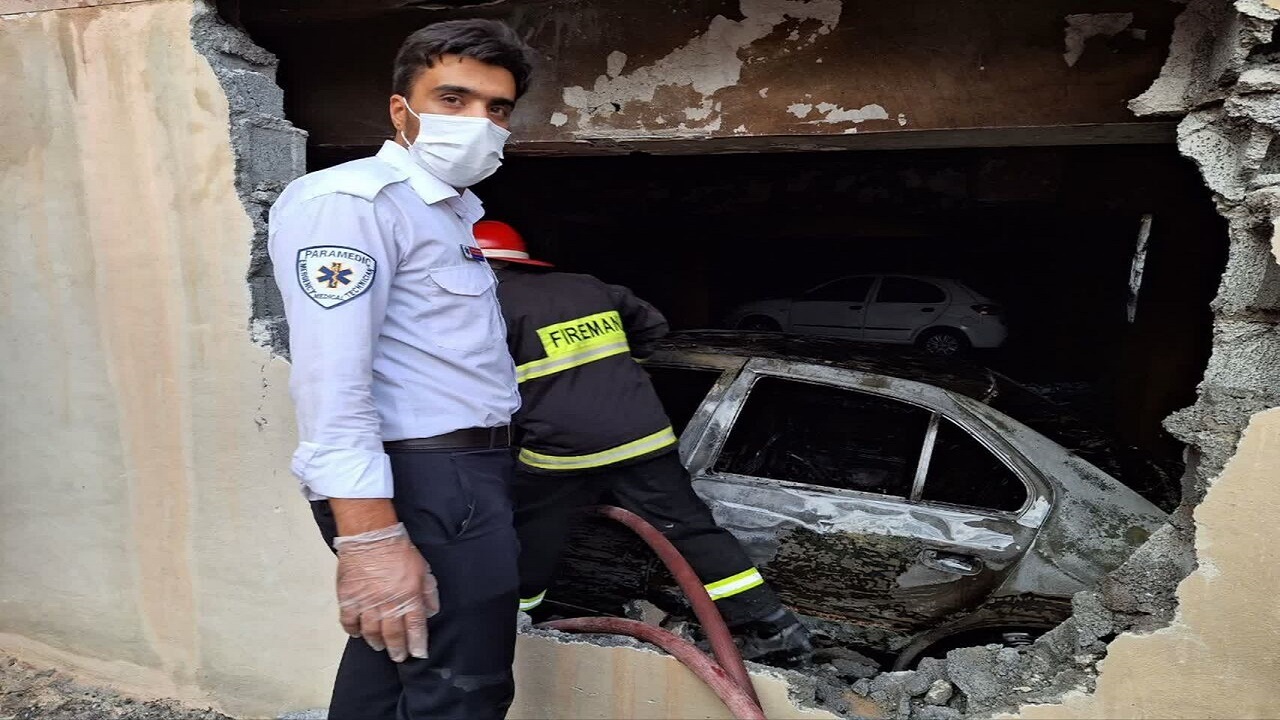 آتش‌سوزی خودرو در پارکینگ مجتمع مسکونی/ ۱۲ نفر مصدوم شدند