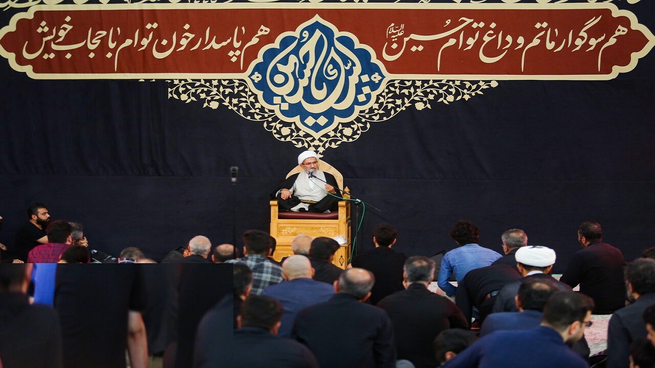 فعالان فرهنگی در دام ظواهر ومفاهیم اخلاقی مکاتب غربی گرفتار نشوند