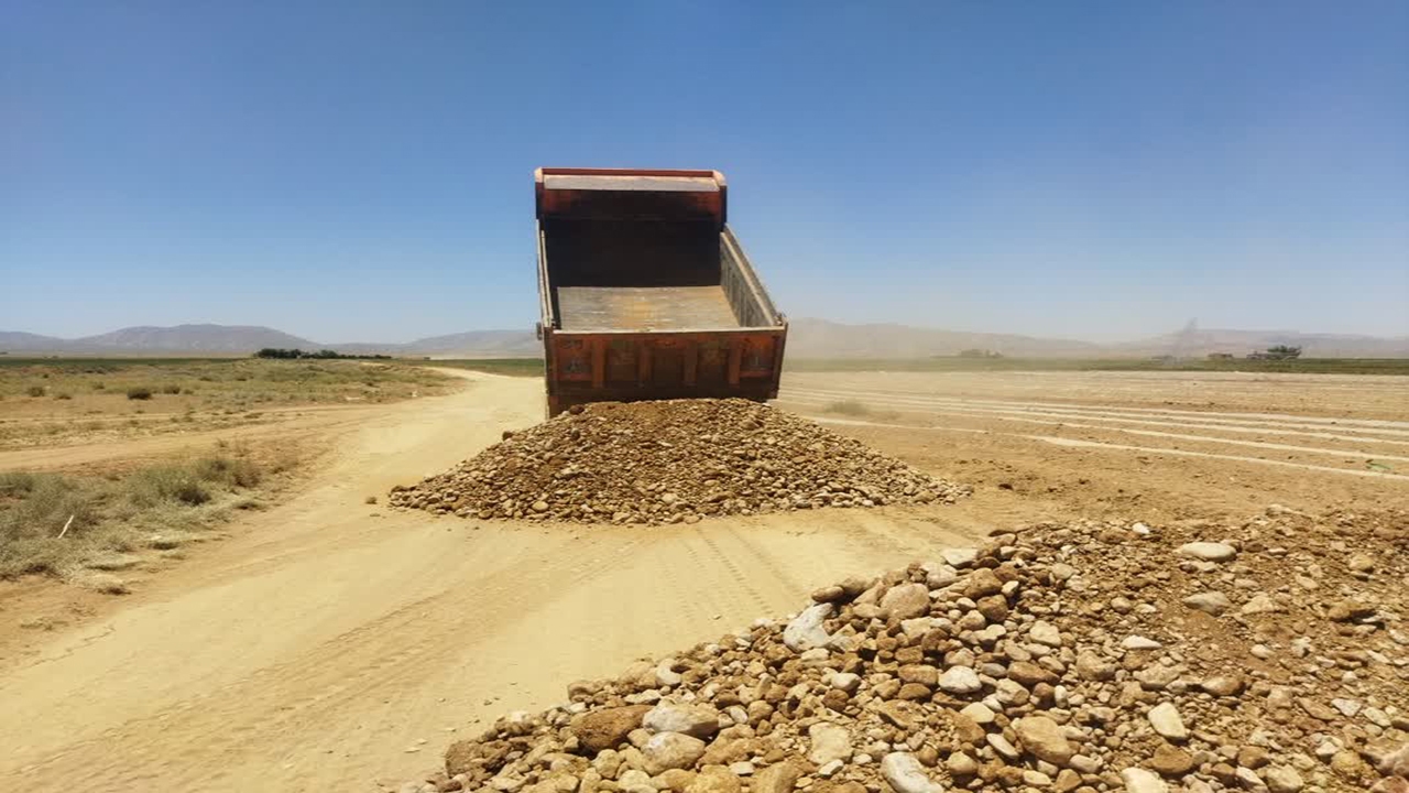 بهسازی جاده بین مزارع