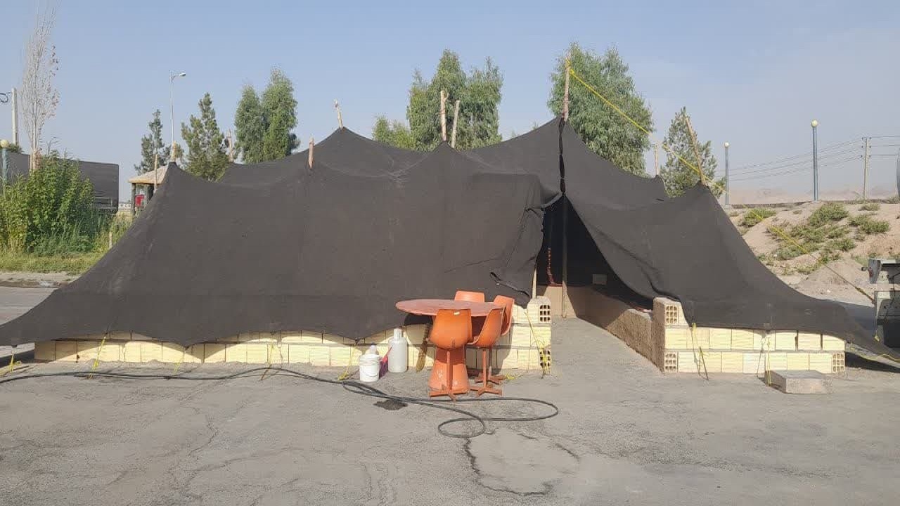 برپایی سیاه‌چادر عشایری عرضه صنایع‌دستی و سوغات آرادان