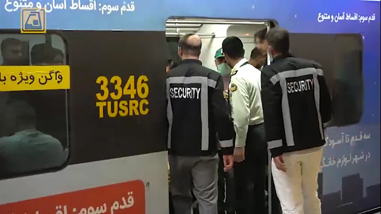 جلوگیری از ورود آقایان به واگن بانوان + فیلم