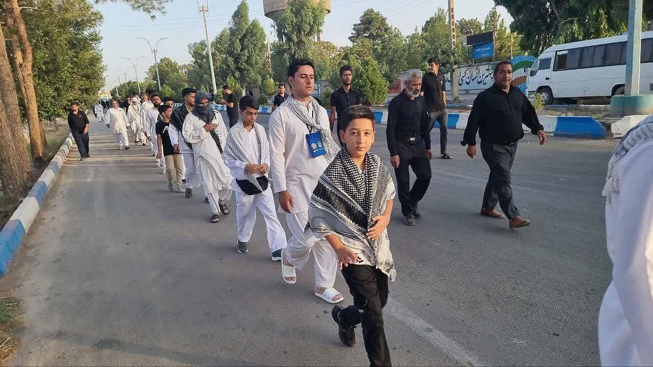 کاروان پیاده محبان الرضای زرند در مسیر بارگاه امام رئوف