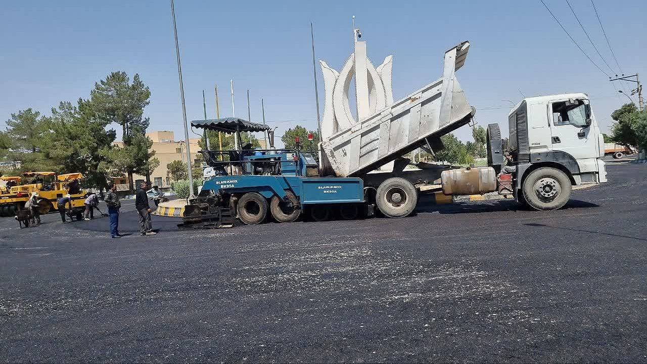 رکورد آسفالت معابر در زرند شکسته شد
