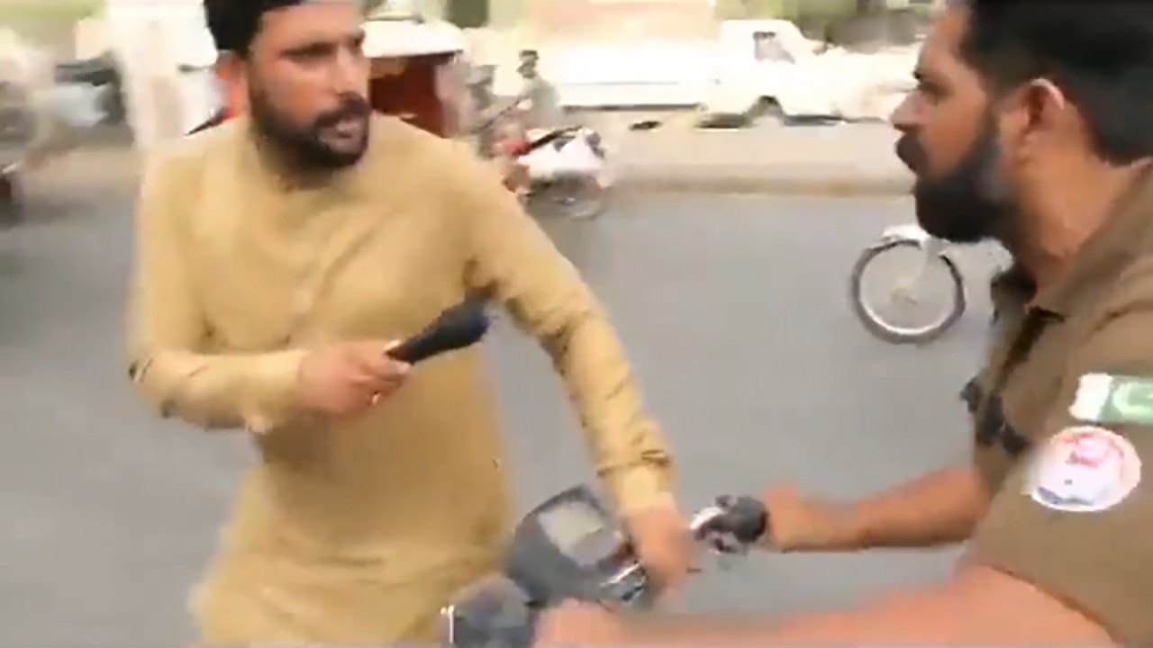 کتک زدن خبرنگار توسط راکب متخلف در پاکستان + فیلم