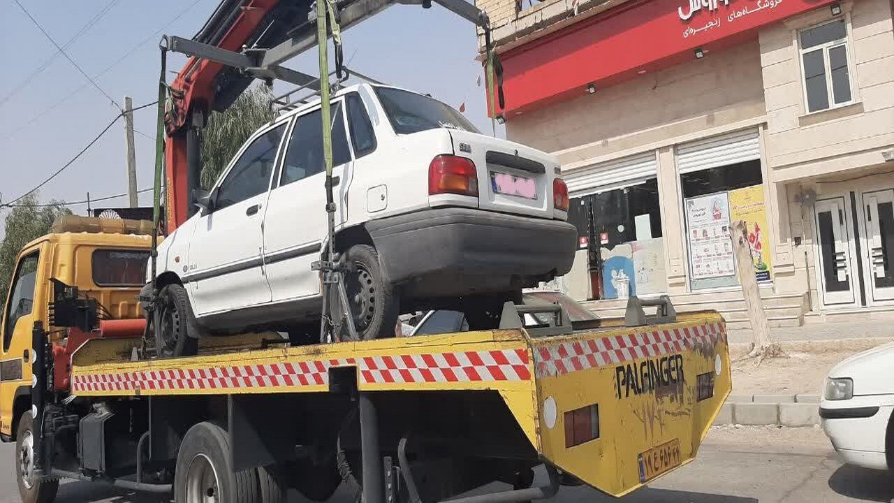 انتقال خودرو‌های رها شده شهر مهران به پارکینگ انتظام