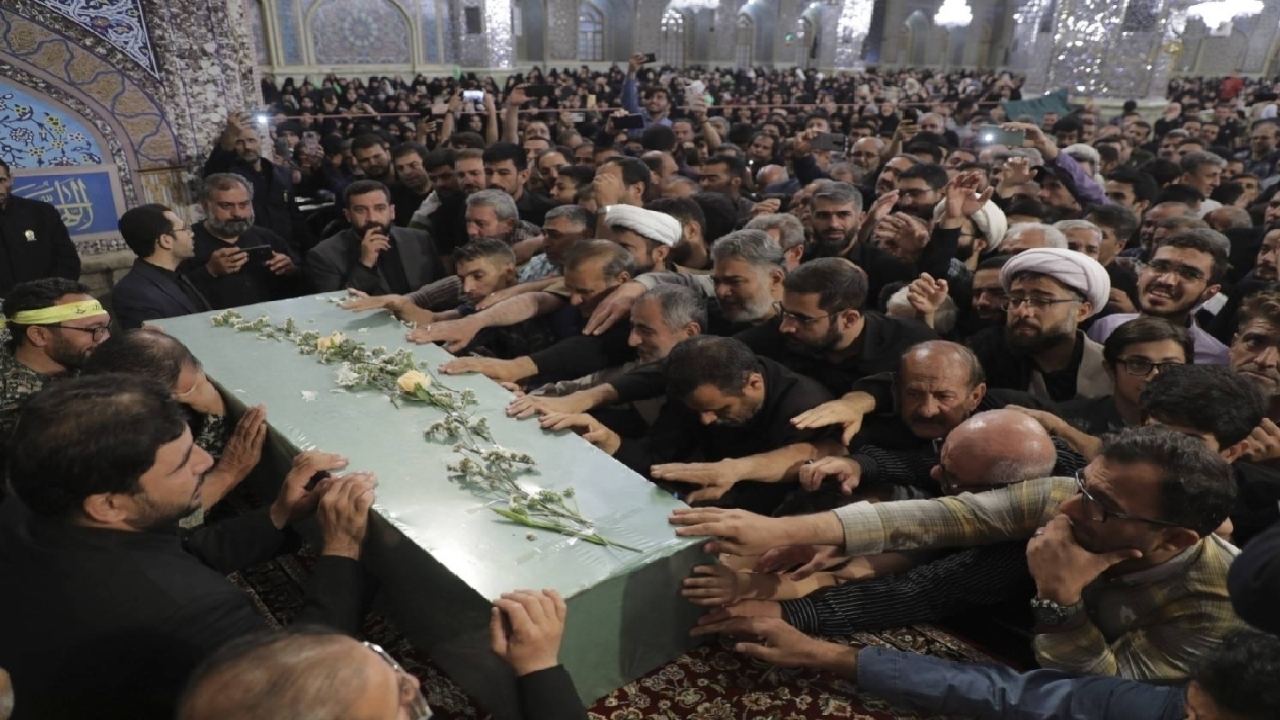 وداع باشکوه زائران حرم مطهر رضوی با پیکر شهید مدافع حرم سیدهاشم حسینی