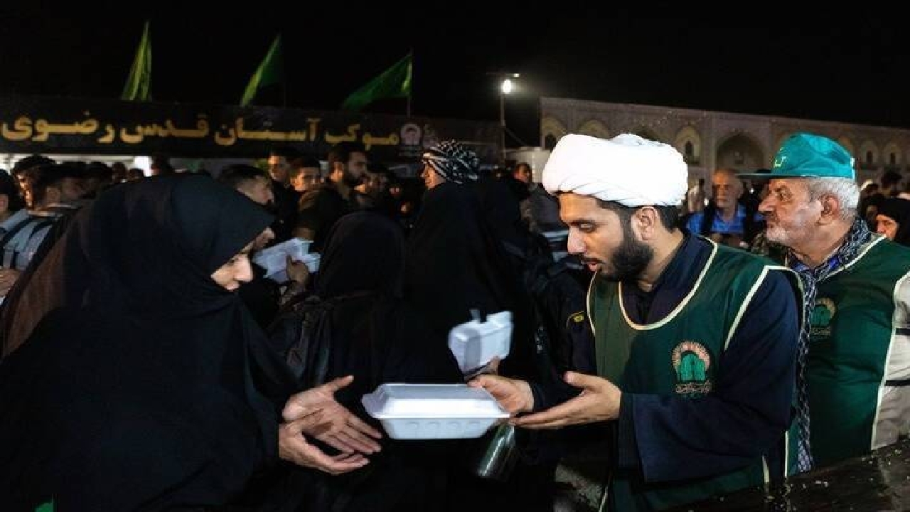 طبخ و توزیع ۷۰۰ هزار وعده غذای گرم در مرز مهران ویژه زائران اربعین