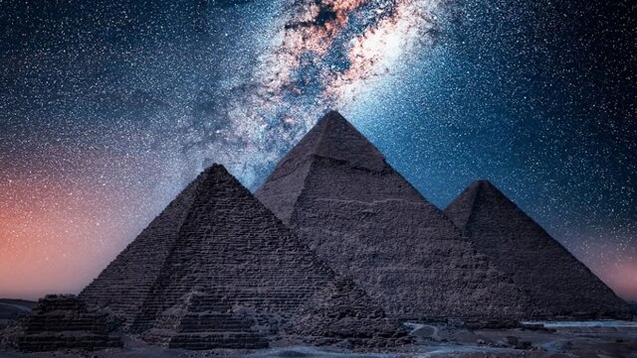اهرام مصر برای نخستین‌بار چه زمانی ساخته شدند و علت ساخت آن‌ها چه بود؟