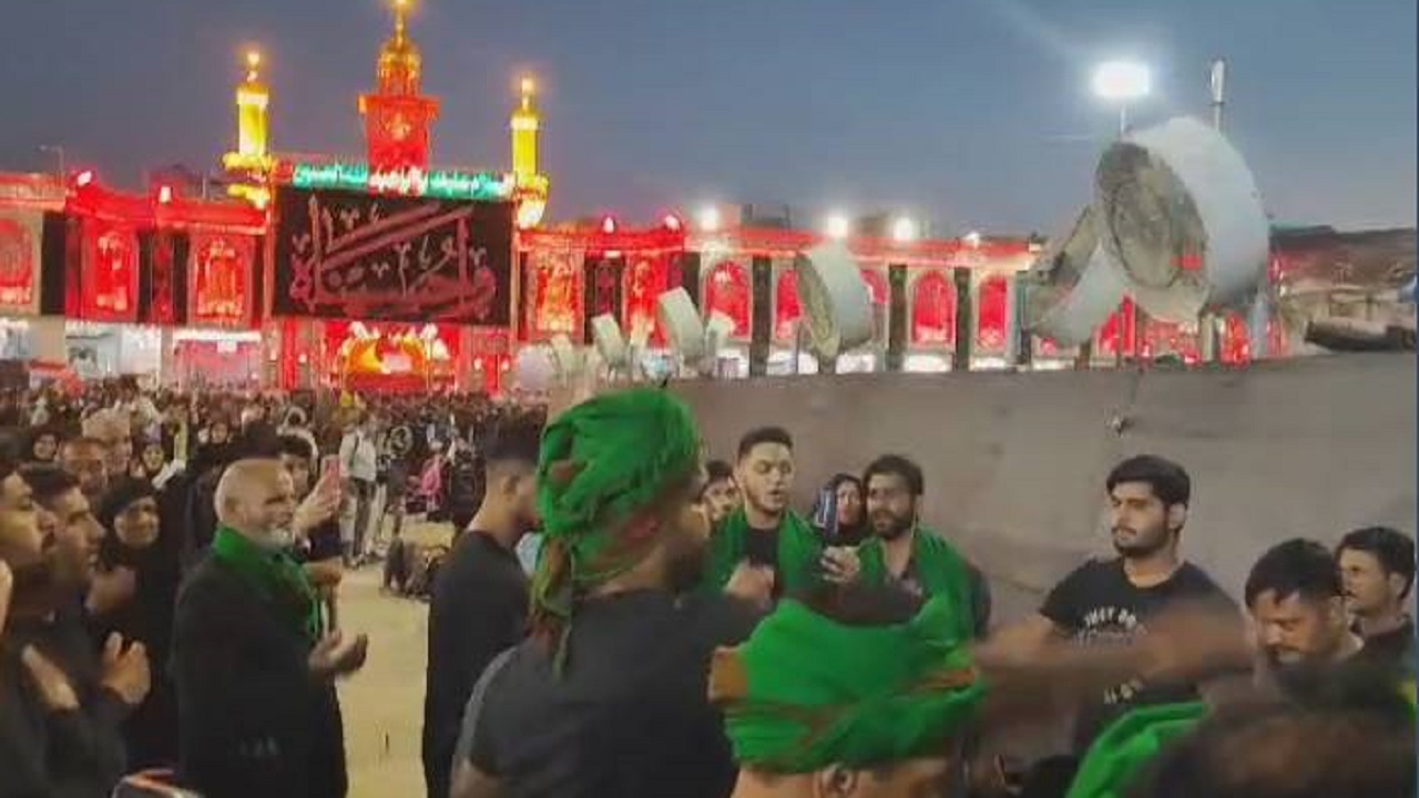 عزاداری زائران هندی در باب القبله امام حسین (ع) + فیلم