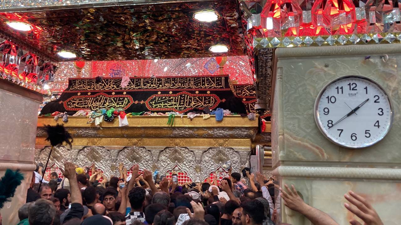 حال و هوای زائران در حرم امام حسین(ع)