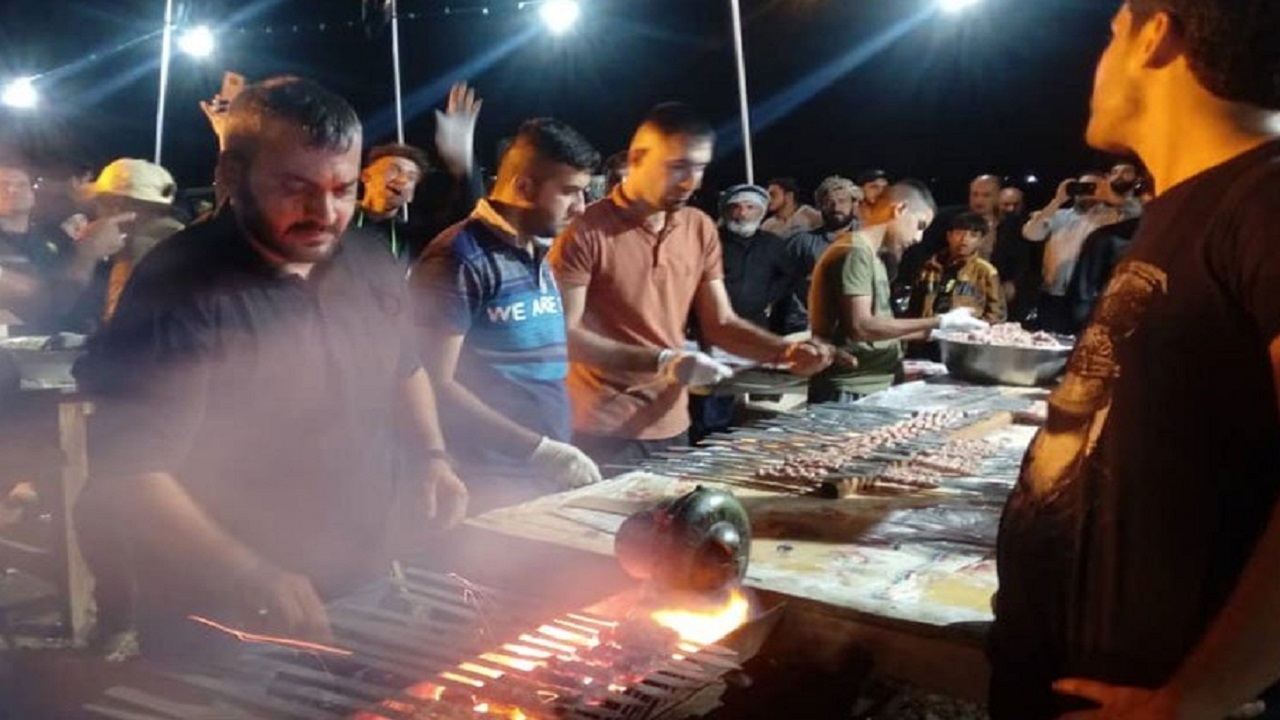 پذیرایی موکب داران حضرت صاحب‌الزمان (عج) کوهدشت از زائران اربعین + فیلم