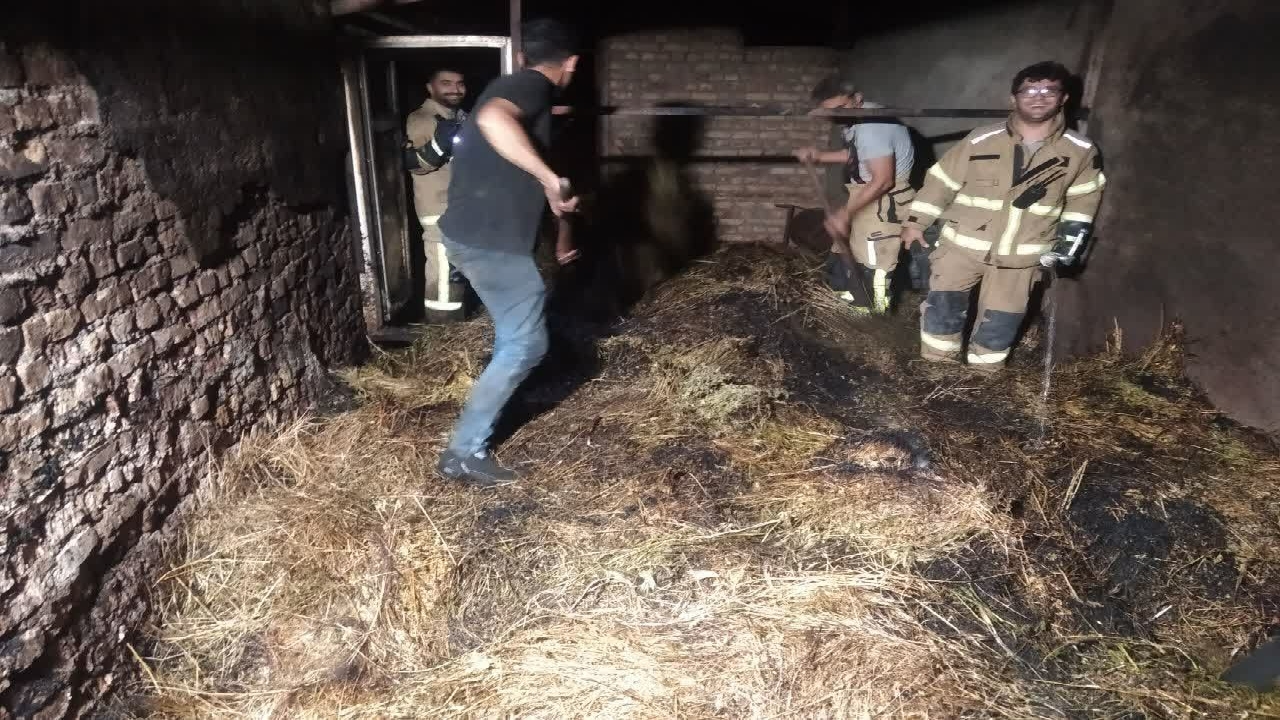 مهار حریق انبار کاه و علوفه در روستای سنگسر قزوین