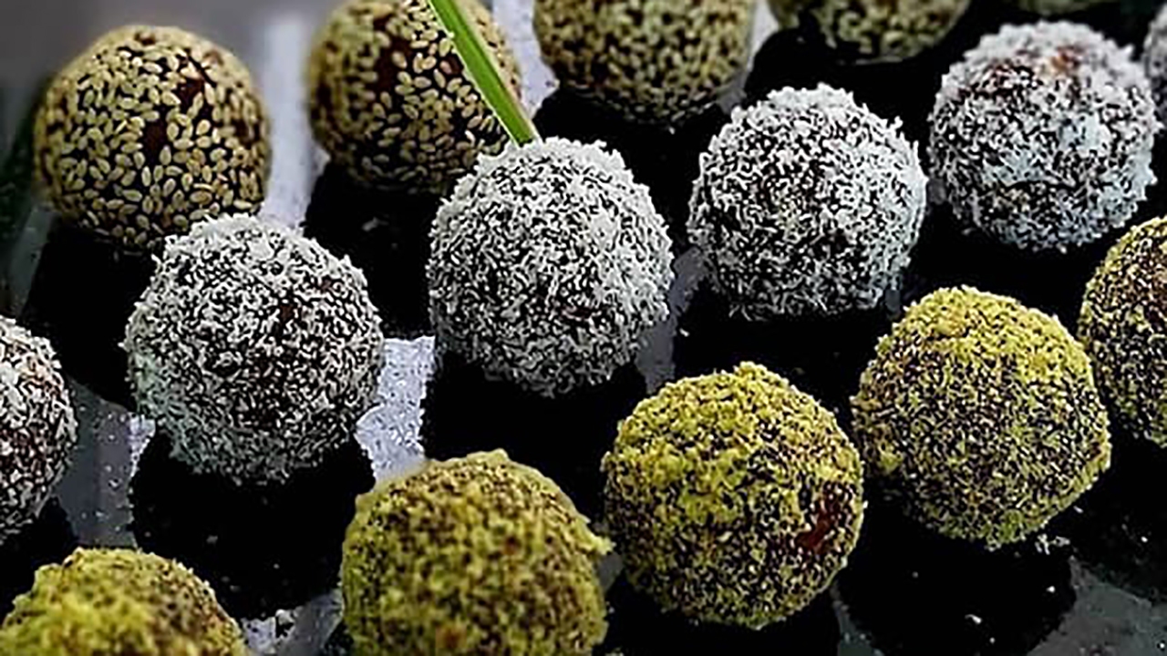 طرز تهیه ترافل نارگیل خرمایی + فیلم