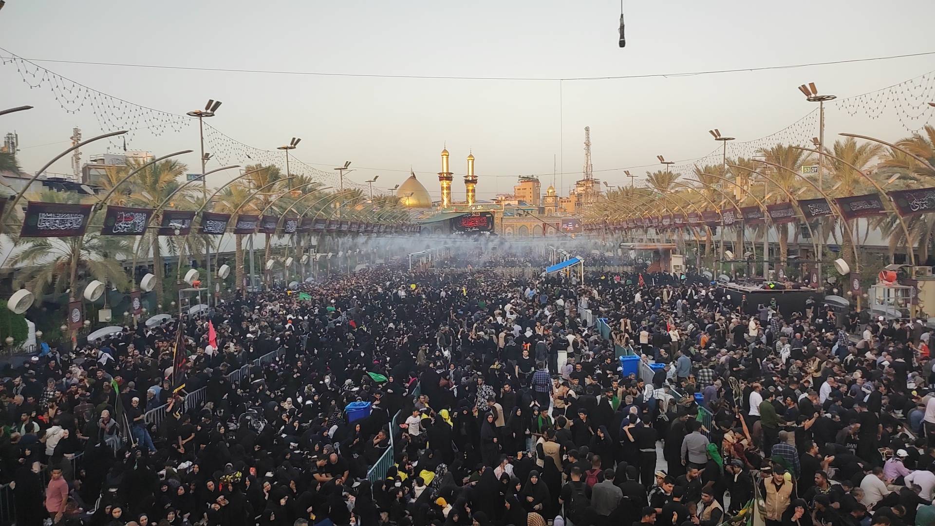 حضور پرشور زائران در بین الحرمین