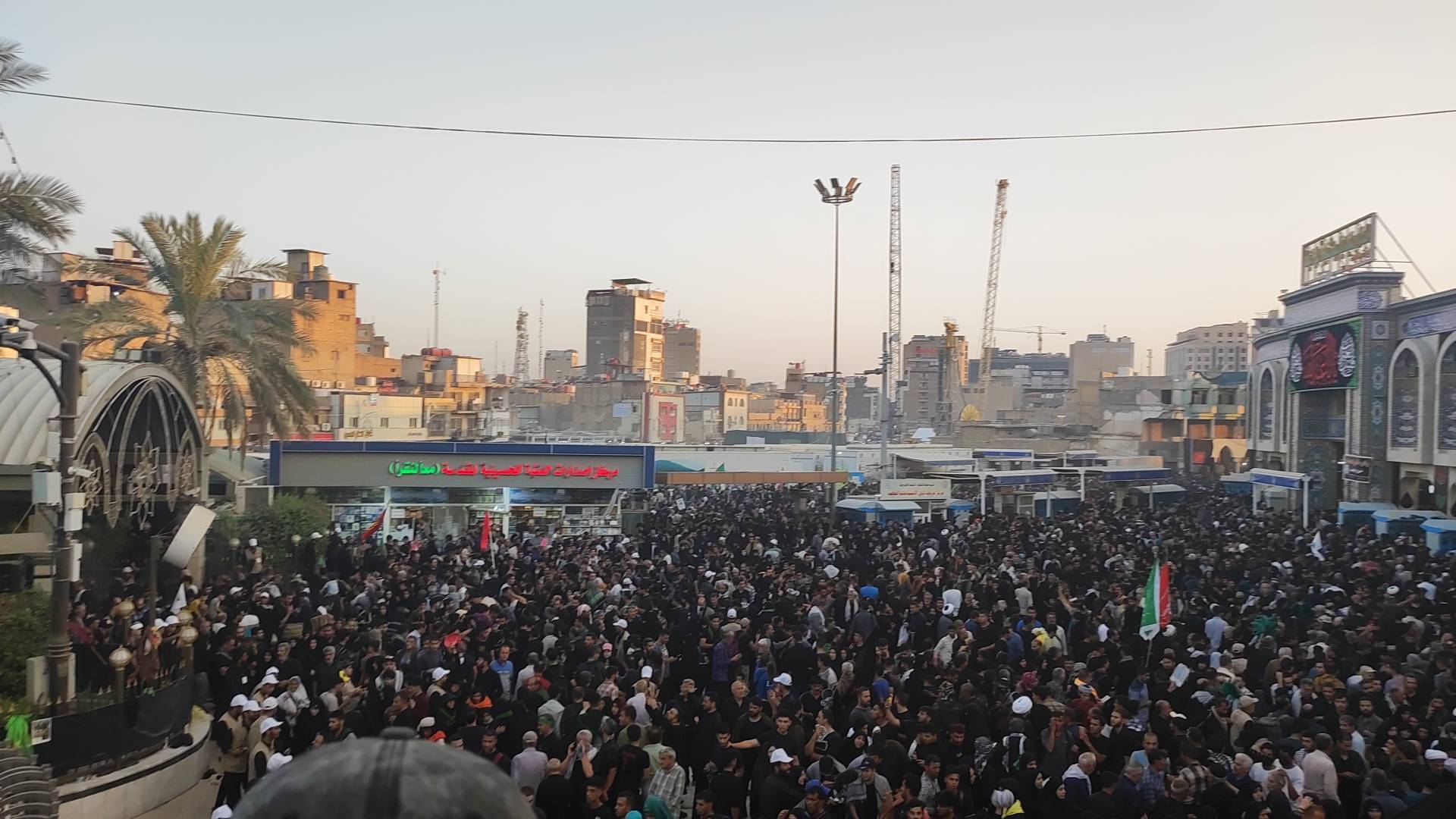 لحظه ناب عاشقی در حرم حضرت ابوالفضل العباس (ع)