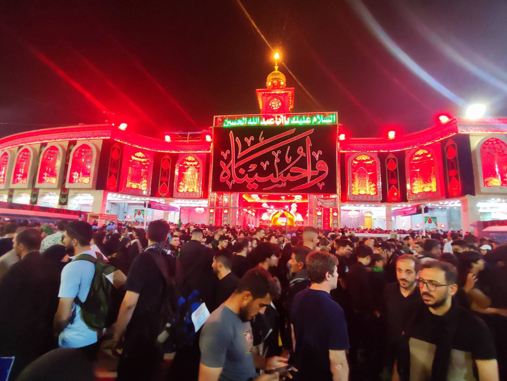 اجتماع زائران در حرم حضرت ابوالفضل العباس(ع)